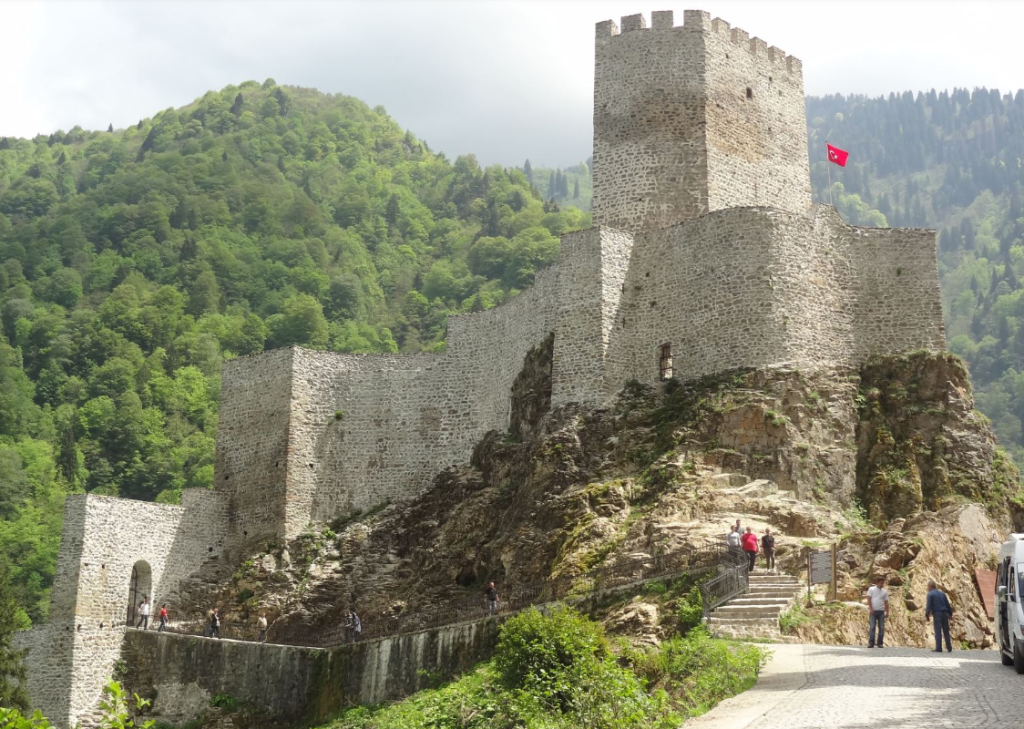 Zil Kale – Fırtına Vadisi’nin Zirvesinde Tarih ve Doğa